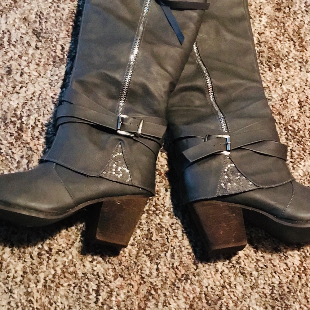 LAST CHANCE!! Grey boots